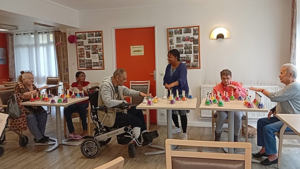 ateliers-de-musicothérapie-cloches-musicales-seniors